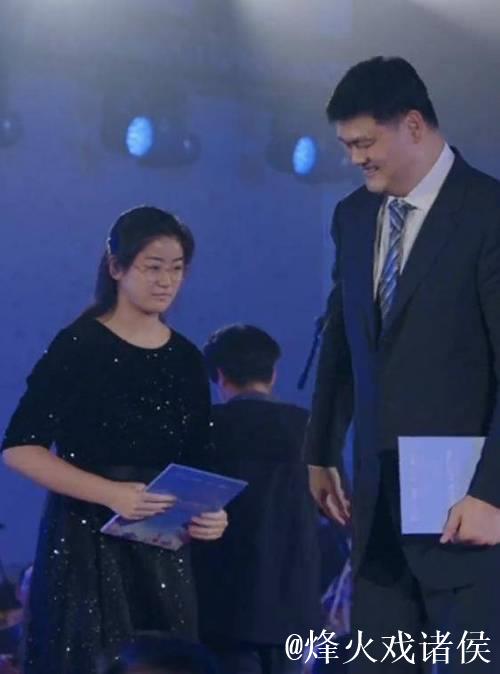 姚明15岁女儿身高接近2米!英语流利出众,为父亲担任翻译,令人惊艳 姚明15岁女儿身高接近2米!英语流利出众,为父亲担任翻译,令人惊艳