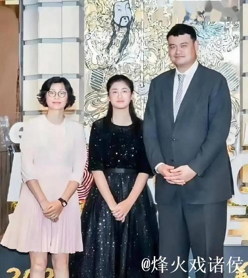 姚明15岁女儿身高接近2米!英语流利出众,为父亲担任翻译,令人惊艳 姚明15岁女儿身高接近2米!英语流利出众,为父亲担任翻译,令人惊艳
