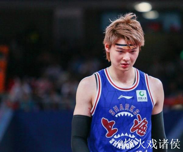 CBA俱乐部杯:王哲林砍下17分7板 上海狂胜四川 CBA俱乐部杯:王哲林砍下17分7板 上海狂胜四川